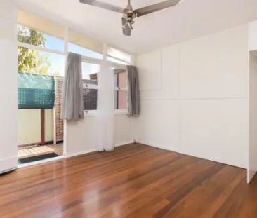 CUTE 2 BED UNIT WITH PRIVATE COURTYARD - Photo 3
