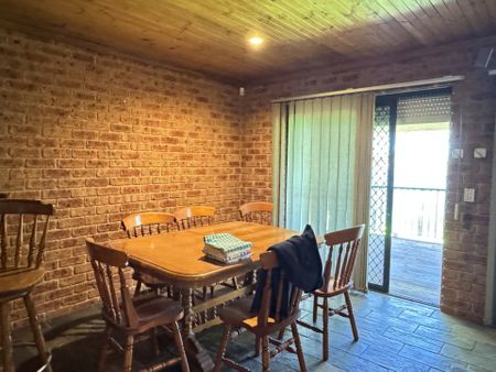 Fresh, Bright & Spacious � Perfect Family Living in Doonside! - Photo 2