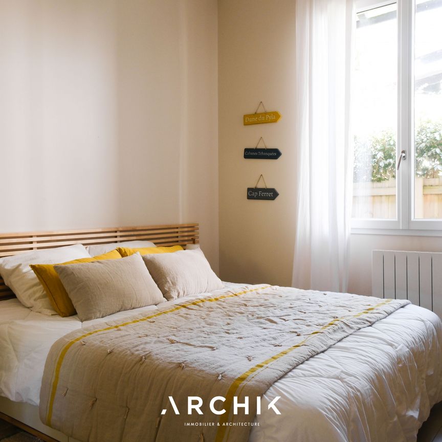 Architecture des années 40 revisitée, cette charmante maison de plain-pied de 90 m2, entièrement rénovée en 2015, est située au Moulleau, sur un terrain de 440 m2, à proximité immédiate des commerces et de la plage. - Photo 1