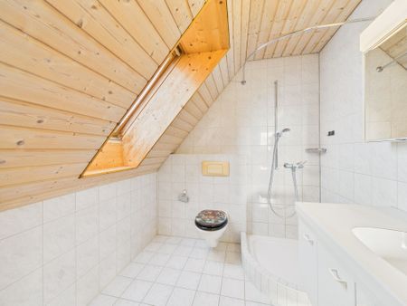 Modernes Wohnerlebnis in ruhiger und sonniger Umgebung - 2.5-Zimmer Dachwohnung in Subingen - Photo 5