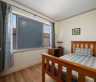 Spacious Three Bedroom Between the City and Sea - Photo 6