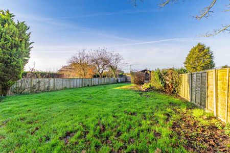 4 bed Semi Detached for rent - Photo 3