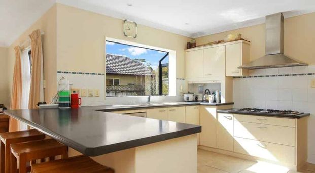 5 BEDROOMS, 3 BATHROOMS, 2 LOUNGES! - Photo 1