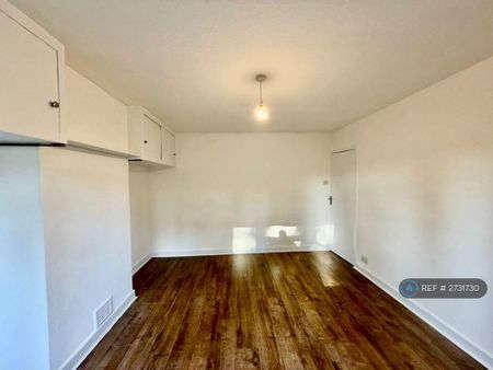 5 bedroom semi-detached house to rent - Photo 2