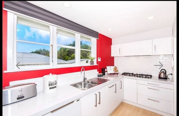 School run bliss in Tawa - 3Bed 2Bath - Photo 1