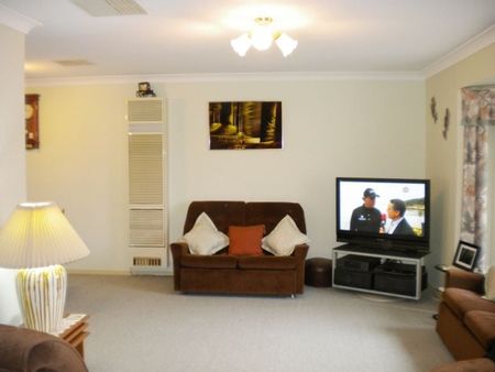 26 Yentoo Drive Glenfield Park NSW - Photo 3