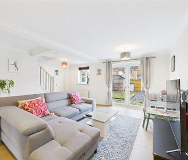 3 bedroom House in Southern Way, Farnborough - Photo 1