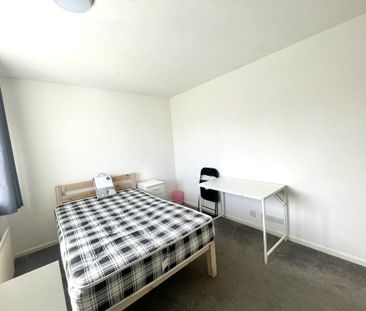 4 bedroom semi-detached house to rent - Photo 6