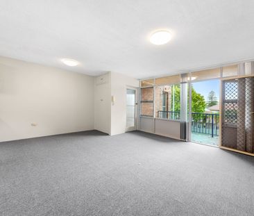 Minutes walk to Station & Shops!! - Photo 1