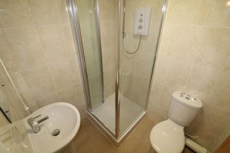1 bedroom in a house share to rent - Photo 3