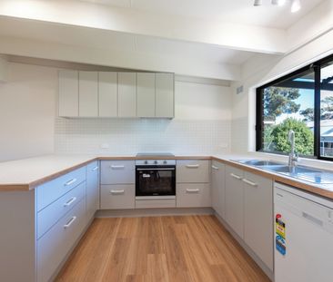 Unfurnished, fully renovated beachside gem! - Photo 1