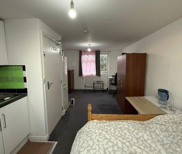 Studio to rent - Photo 1