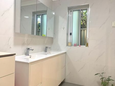 Spacious 4-Bedroom Family Home with Sunroom - Photo 3