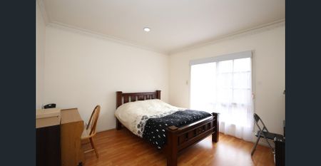 Spacious 3-Bedroom Unit with 2 Bathrooms, Double Garage, and Prime Location in Mount Waverley - Photo 2