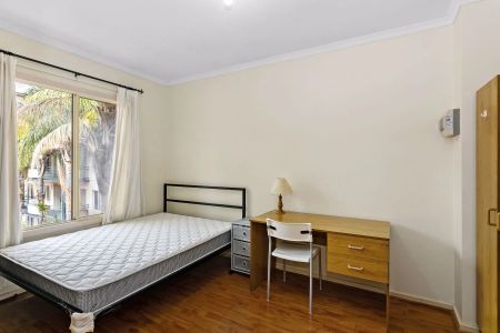 3 bedroom fully furnished apartment - great location! - Photo 2