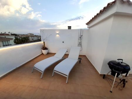 Modern penthouse in the center, large solarium, parking - Photo 2