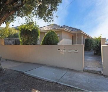 One bedroom unit, excellent location! - Photo 5