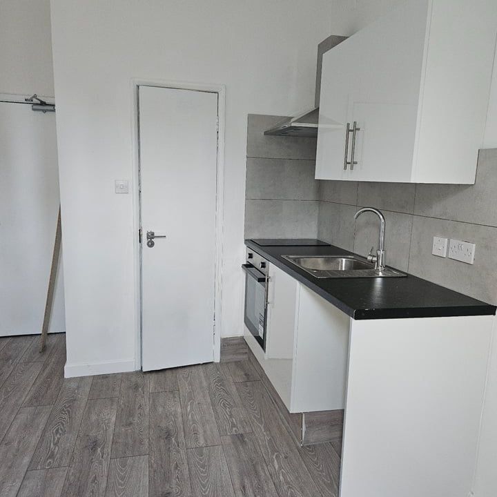 Studio Flat, East India Dock Road, E14 - Photo 1