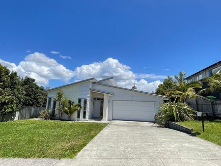 Stunning 4BR Hobsonville Haven - Photo 2