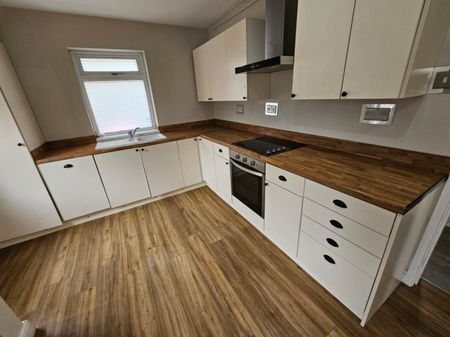 4 bed Semi-Detached - To Let - Photo 4