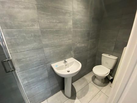 1 bedroom in a house share to rent - Photo 4