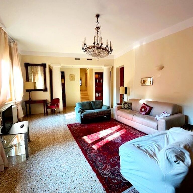 Five-rooms Apartment large furnished with double box for rent in Carducci street Verona (Veronetta) - Photo 2