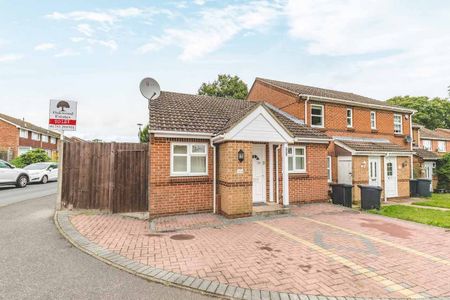 3 bed semi-detached bungalow to rent in Trewarden Avenue, Iver Heath, SL0 - Photo 4