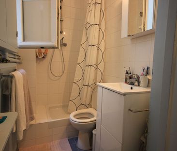 Appartement a louer Paris - Loyer €578/mois charges comprises ** - Photo 4