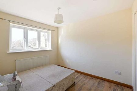 Heathfield Drive, Colliers Wood, CR4 - Photo 5