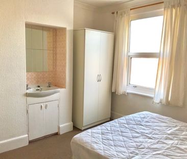 4 Bed Semi-Detached House, Middle Street, SO14 - Photo 5