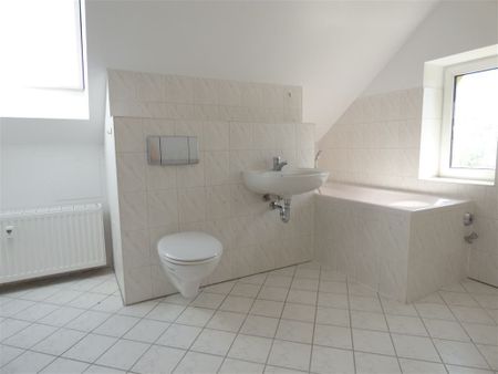 Ideal für Singles, junge Paare! Tolle 2-Raum Whg im DG. Bad m. Fenster, Wanne und Dusche! - Photo 3