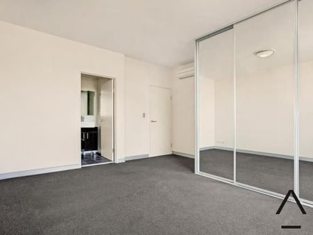 Large Two Bedroom Apartment with Amazing Views - Photo 4