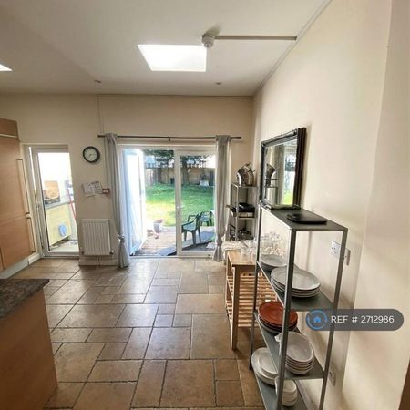 1 bedroom in a house share to rent - Photo 4