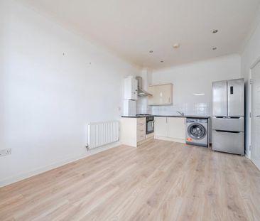 3 bedroom flat to rent - Photo 6