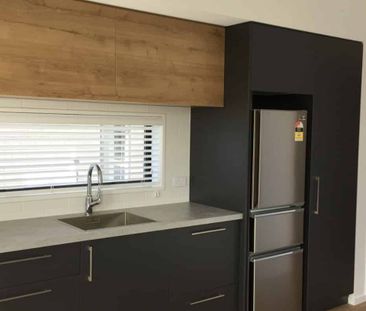 Brand New, Stylish One Bedroom Plus Study Townhouse! - Photo 3