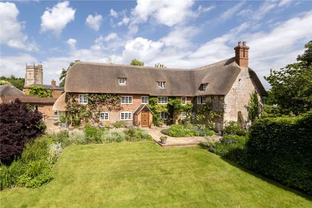 An exquisite six bedroom family house, recently re-thatched, surrounded by beautiful gardens. - Photo 4