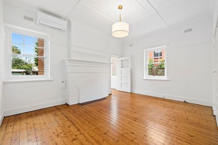 Renovated Art Deco Apartment in the Heart of St Kilda - Photo 3