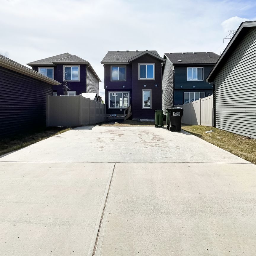 Bright & Modern 3 Bedroom Main Floor Suite | Over 1800 Sq Ft . - Photo 1