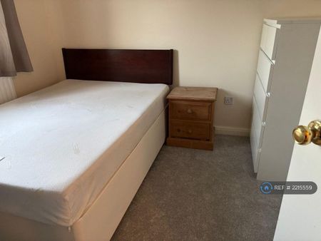 1 bedroom in a house share to rent - Photo 3