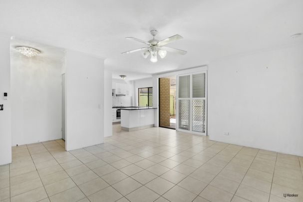 SPACIOUS TWO BEDROOM APARTMENT WITH HUGE OUTDOOR DECK - WALK TO BEACH! - Photo 1