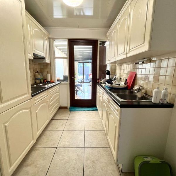 GELIJKVLOERSAPPARTEMENT MET TWEE SLAAPKAMERS EN GARAGE - Photo 1