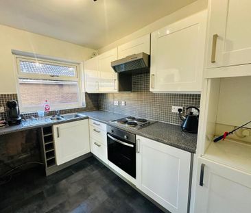 3 bedroom flat to rent - Photo 4