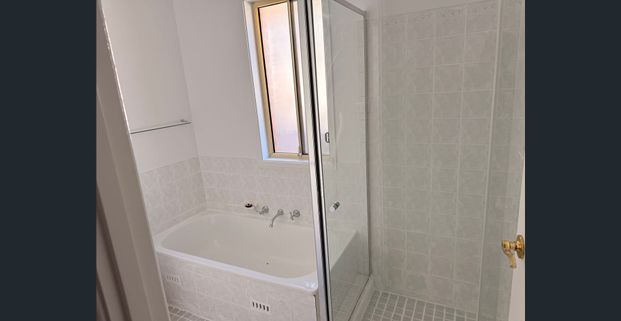 Light and Bright Freshly painted, new carpets, light fittings........ - Photo 1