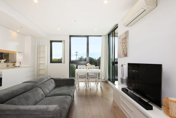 Stylish One-Bedroom Apartment with Study in Prime Discovery Point Location - Photo 1