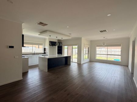 *8 Gold Street, Aintree – YPA is proud to present this Premium Gold level Family Rental home with space, convenience and modern living?* - Photo 3