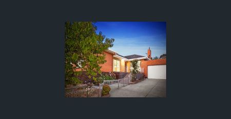 4 BEDROOM HOME GREAT FOR THE FAMILY!! - Photo 2