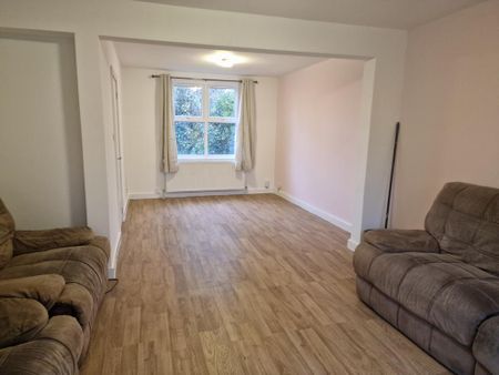 3 bedroom end of terrace house to rent - Photo 2