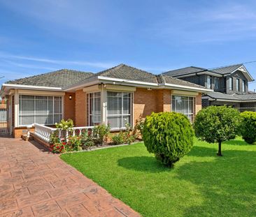 CLASSIC APPEAL IN A PRIME OAKLEIGH POCKET - Photo 1