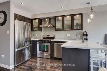 Condo Townhouse For Lease | W9256185 - Photo 3