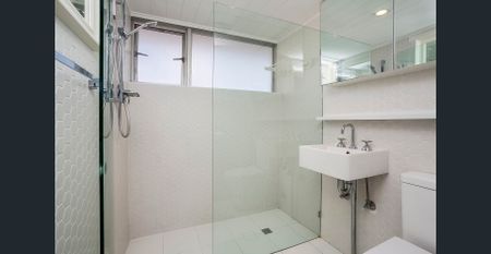 Dazzling beachfront position - Photo 5